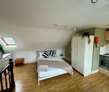 1 Bed Flat, Castletown Road, W14 - Photo 3