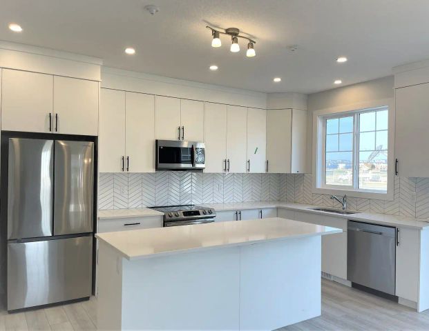 Cozy and Bright Newly Built Home on a Corner Lot - Basement included — 3 Bedrooms House - Photo 1