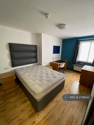 1 bedroom in a flat share to rent - Photo 1