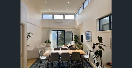 Stylish & contemporary north facing townhouse with an abundance for natural light - Photo 2