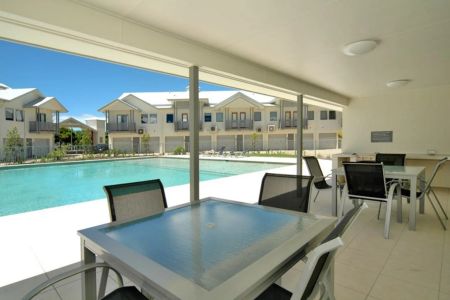 Leafy Outlook - 3 Minute Walk to Beach and Cafes! - Photo 3