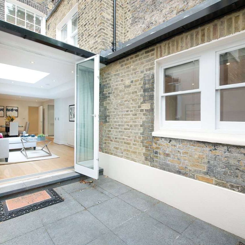A beautifully refurbished apartment set on London's most premier garden square - Photo 1