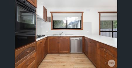 LIGHT FILLED FAMILY HOME IN BALLARAT EAST - Photo 3