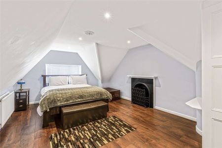 A beautiful three bedroom duplex apartment situated in a stunning period property within a gated community. - Photo 5