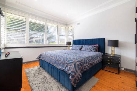 Superbly Renovated Family Home in a Desirable Cul-de-sac Pocket - Photo 3