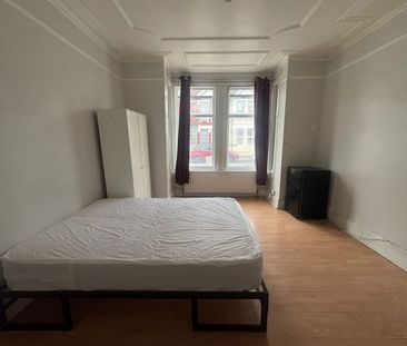 Room in a Shared House, Clements Road, E6 - Photo 1