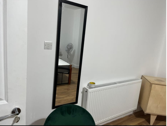 1 bedroom in a flat share to rent - Photo 1