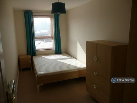 2 bedroom flat to rent - Photo 2