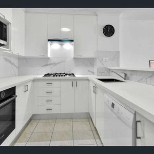 2 Bedrooms in Herbert Tower - Photo 2