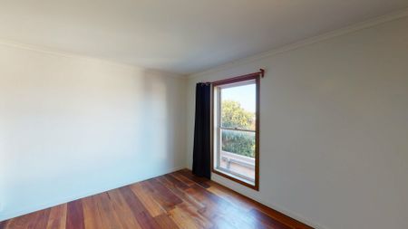 Spacious townhouse surrounded by greenery - Photo 3