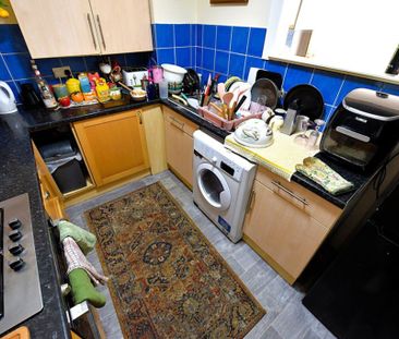 4 bedroom Flat in Otley Road, Leeds - Photo 3