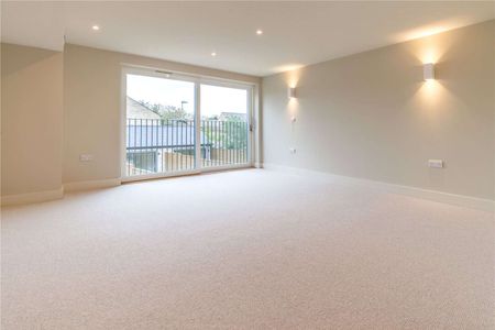 Premium family residence featuring off-street parking and a garden studio - Photo 2