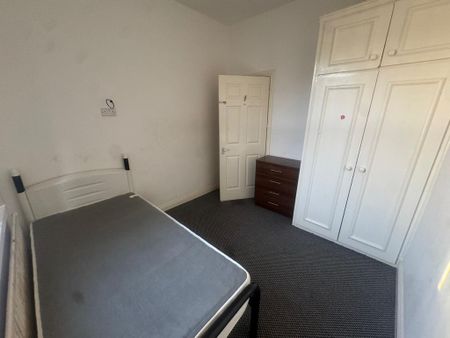 3 bedroom flat to rent - Photo 2