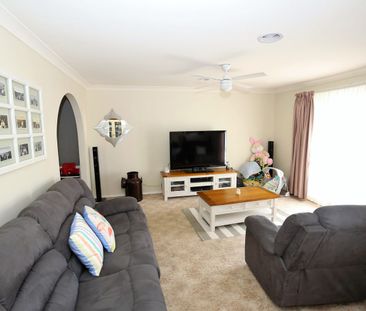 FAMILY FRIENDLY ENTERTAINER! - Photo 4