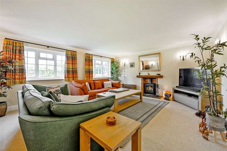 A glorious country house to rent in a secluded spot at the end of a lane, surrounded by wonderful views over its own grounds and fields beyond. - Photo 2