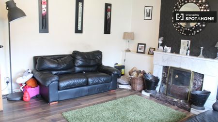 Lovely room to rent in 3-bedroom house in Crumlin, Dublin - Photo 5