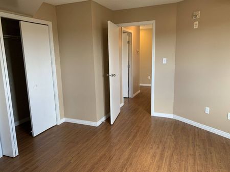 Parkdale Manor - Photo 2