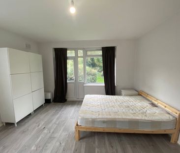 Room in a Shared Flat, Rowan Court, SE12 - Photo 4