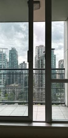 Stunning Waterfront Luxury Apartments: 2 Bed + Den, 2 Bath - Photo 1