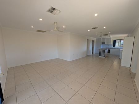 Fully Fenced Three Bedroom House - Photo 2