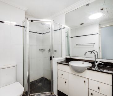 Fully Furnished Studio Apartment at Oaks Trafalgar! - Photo 3