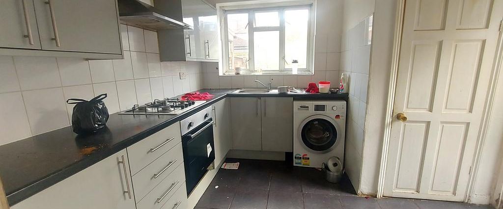 5 bedroom semi-detached house to rent - Photo 1