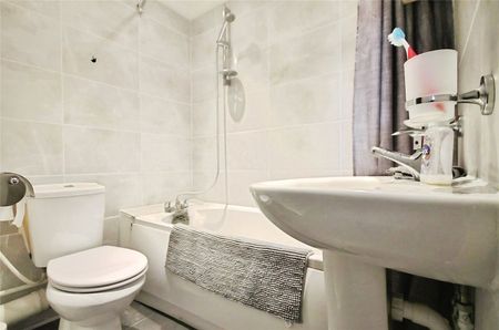 Pond Road, Egham, Surrey, TW20 8BG - Photo 5