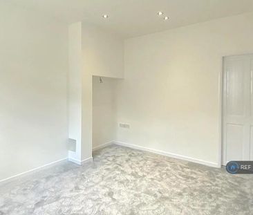 2 bedroom end of terrace house to rent - Photo 2