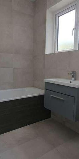 Wiltshire Avenue, Slough, SL2 - Photo 1