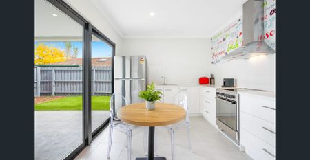 Bright & Fully furnished studio with all bills included! - Photo 5