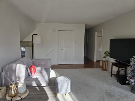 For Lease - 16 Meadowview Road, London South, Ontario - Photo 5