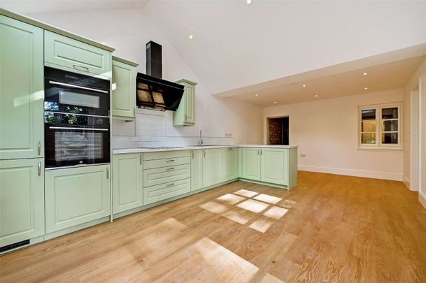 A beautfiully restored four bedroom Cottage - Photo 1