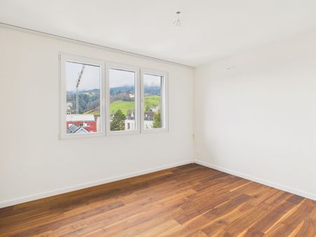 Exclusive 3.5-room duplex apartment with mountain view in Kriens - Photo 3