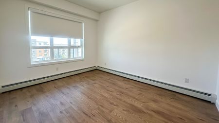 Luxury Living: Brand New 2 Bed + Den Condo The Largest Unit In The Building. - Photo 2