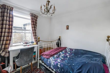 Ellerton Road, Surbiton, KT6 - Photo 2