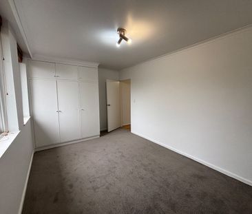 Stylish and spacious living in ideal location - Photo 5