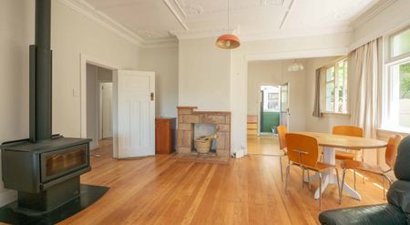 Cozy 3-Bedroom Home with Sleepout, Close to the Beach - Available January 2026 - Photo 3