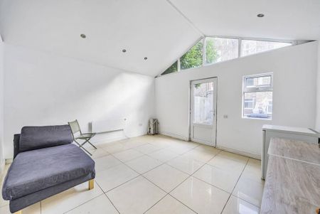 4 bedroom flat to rent - Photo 2