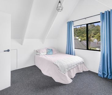 Located in the heart of Fairfield on Claude Street, this spacious f... - Photo 1