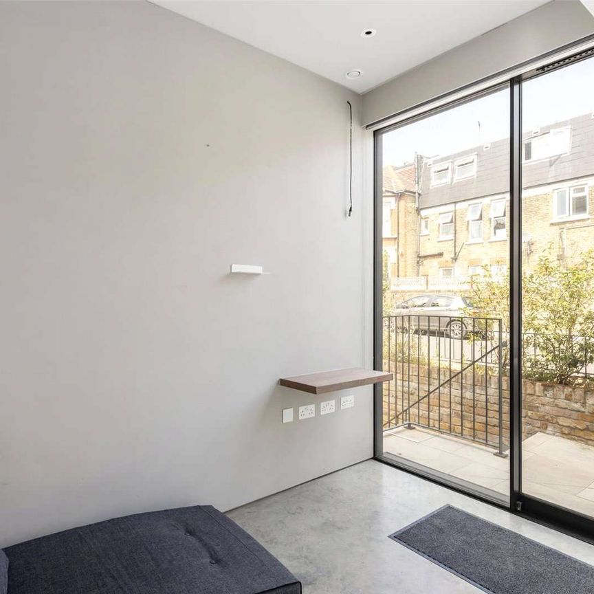 A striking 2 bedroom property designed by Webb Architects. - Photo 1
