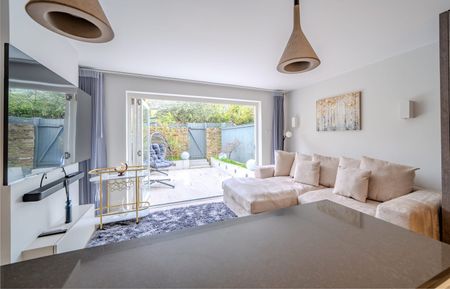 1 Bed Flat, Bartle Road, W11 - Photo 2