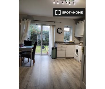 Room for rent in 2-bedroom house in Ballycullen, Dublin - Photo 4