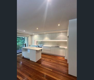 Bright, Spacious & Stylish Home in the Heart of Balmain - Photo 3