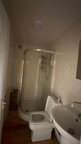1 bedroom in a house share to rent - Photo 5