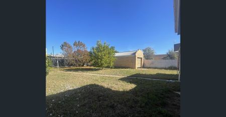 Beautifully Renovated 3 Bedroom Home Close to CBD! - Photo 2