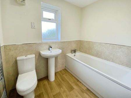 4 bedroom House To Let - Photo 2