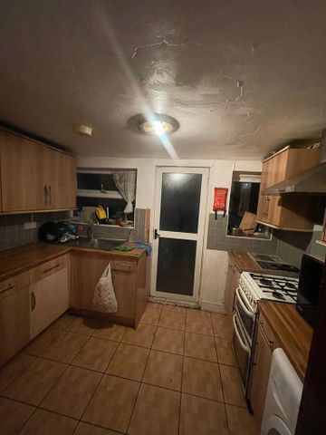 1 bedroom in a flat share to rent - Photo 5