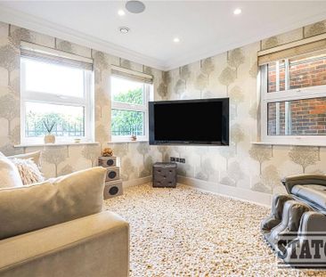 5 bedroom detached house to rent - Photo 2