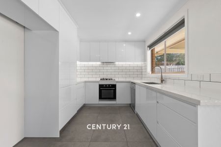 Newly Renovated Family Home in Narre Warren&excl; - Photo 3