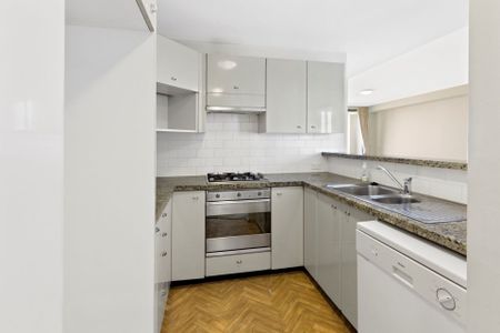 2 Bedroom Apartment in the Heart of North Sydney - Photo 2